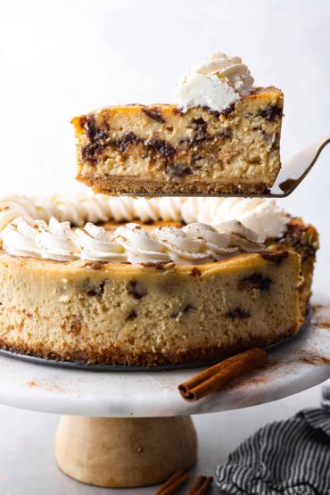 Cinnamon Roll Cheesecake