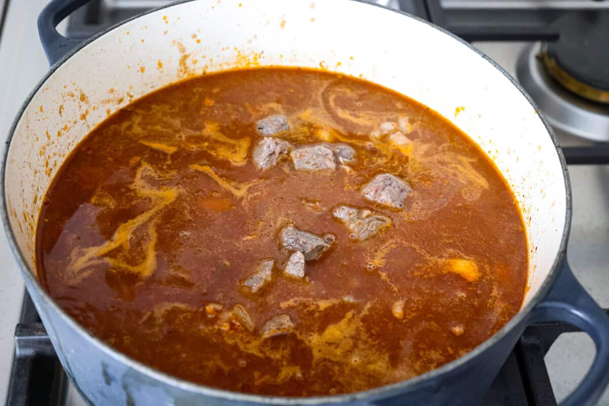 Do you like your chili with beans or without? This authentic Texas chili keeps it classic. Just bold, tender chuck roast, without beans. It has a rich, smoky flavor in every bite. Browned beef chunks added to the broth.