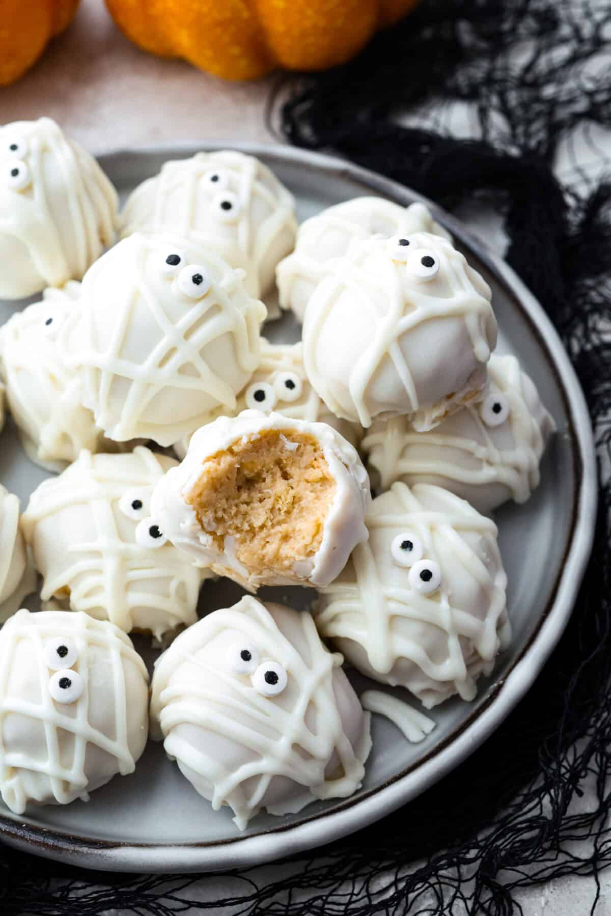 Mummy Oreo Balls are the cutest no-bake treat for Halloween! Golden Oreos and cream cheese make the creamy truffle center, then each one gets dipped in white chocolate and decorated with candy eyes and mummy “bandages.”
